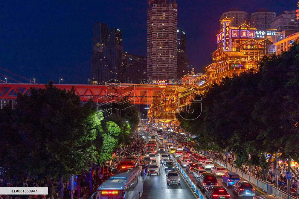 Tourists Flock to Hongya Cave Scenic Spot in Chongqing