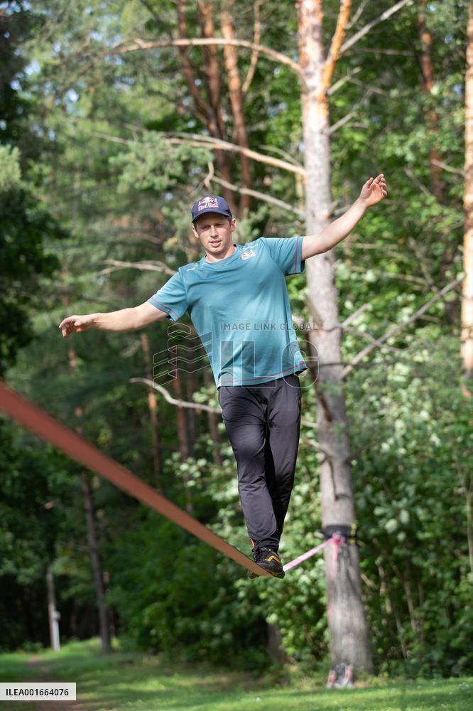 Slackliner on an adventure trail