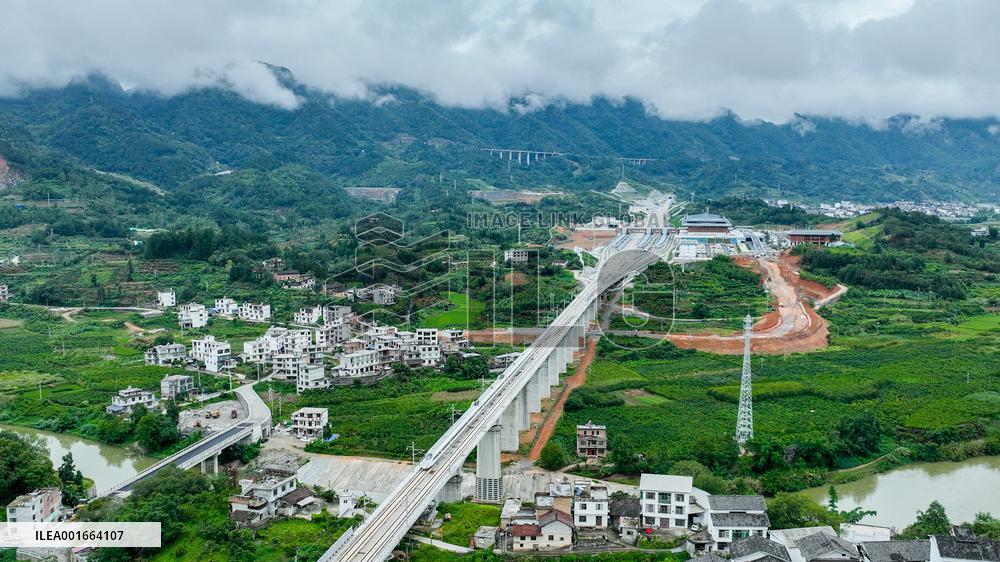 Xinhua Headlines: High-speed rail network extends to south China's Karst regions