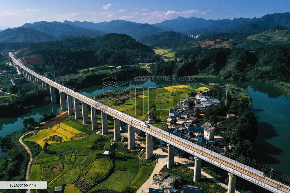 Xinhua Headlines: High-speed rail network extends to south China's Karst regions