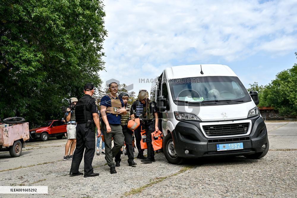 Zaporizhzhia police evacuate families from Stepnohirsk