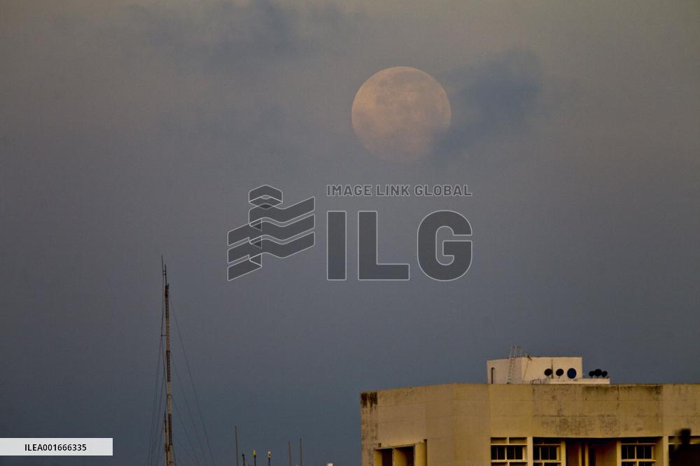 Supermoon Rises Over Maracaibo - Venezuela