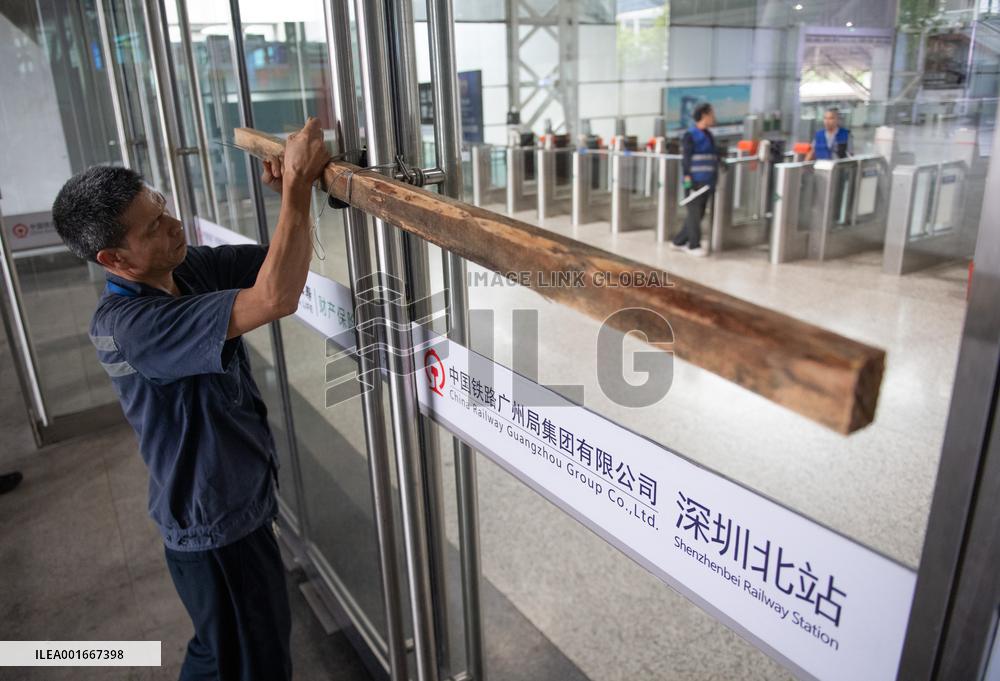 CHINA-SHENZHEN-TYPHOON SAOLA-EMERGENCY RESPONSE (CN)