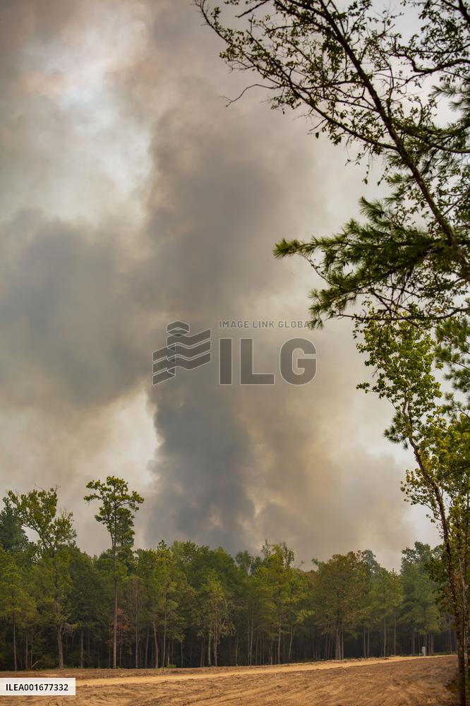 U.S.-TEXAS-HUNTSVILLE-WILDFIRE-EVACUATION