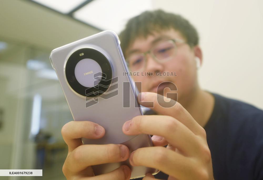 The World First Satellite Phone Huawei Mate 60 Pro Released