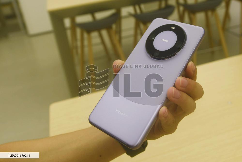 The World First Satellite Phone Huawei Mate 60 Pro Released