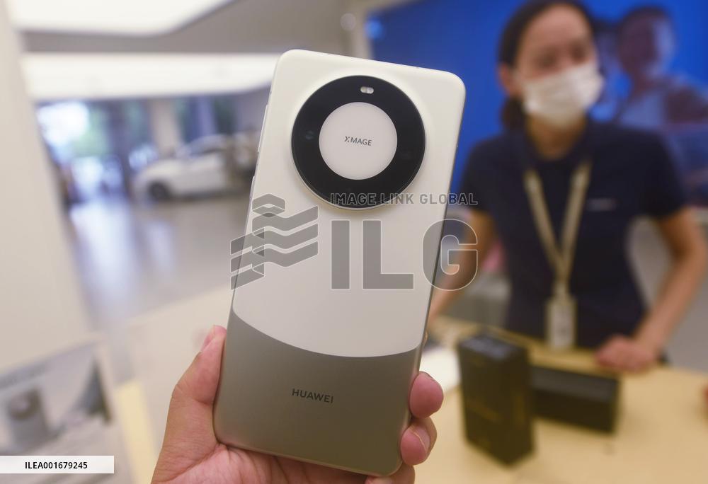 The World First Satellite Phone Huawei Mate 60 Pro Released