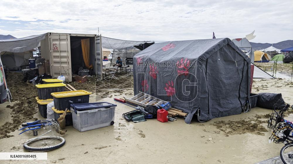 Flooding strands thousands at Burning Man event site in Nevada