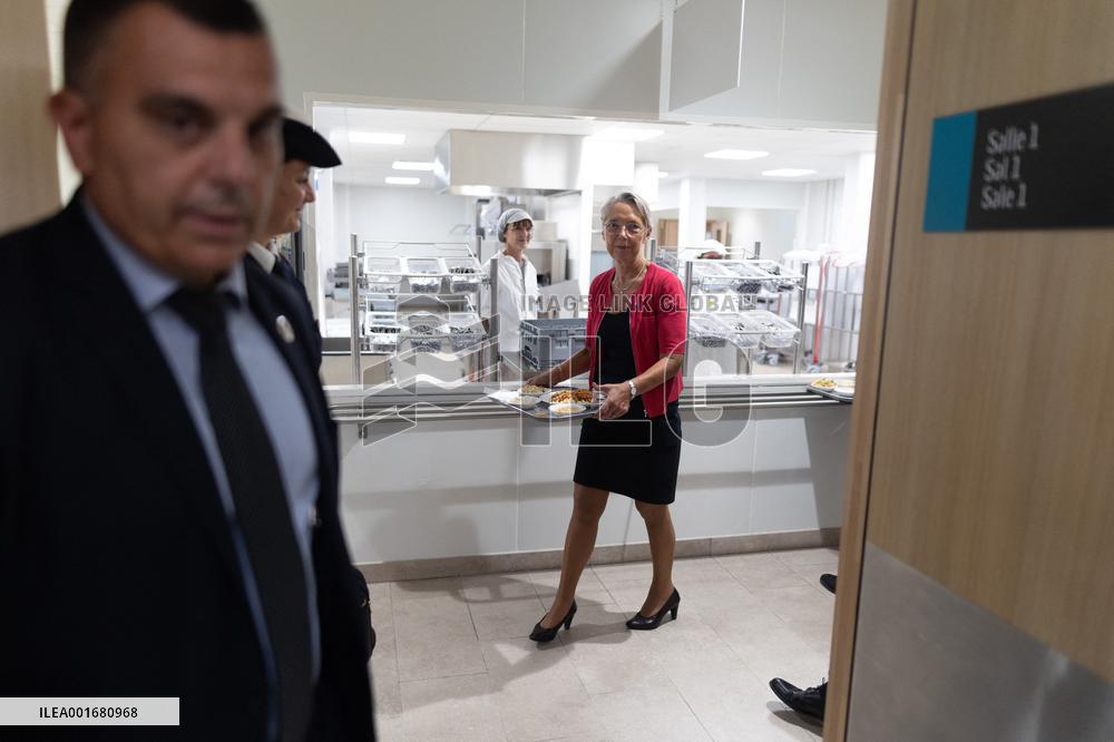 Elisabeth Borne and Gabriel Attal visit a highschool - Liffre