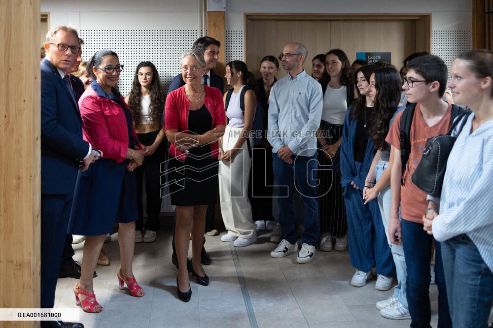 Elisabeth Borne and Gabriel Attal visit a highschool - Liffre
