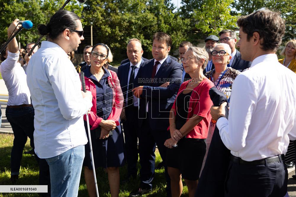 Elisabeth Borne and Gabriel Attal visit a highschool - Liffre
