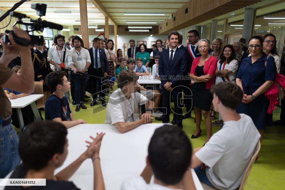 Elisabeth Borne and Gabriel Attal visit a highschool - Liffre