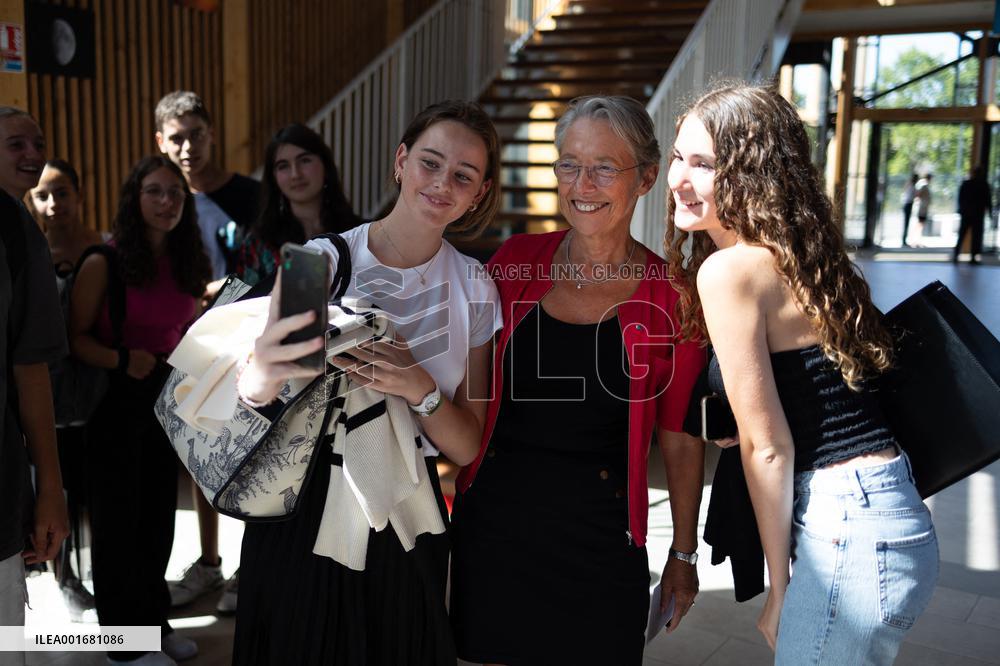 Elisabeth Borne and Gabriel Attal visit a highschool - Liffre