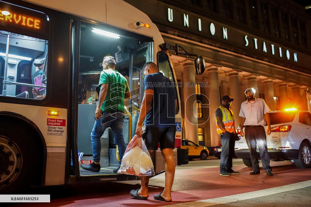 Hundreds Of Migrants Stuck In Unsanitary Shelter - Chicago