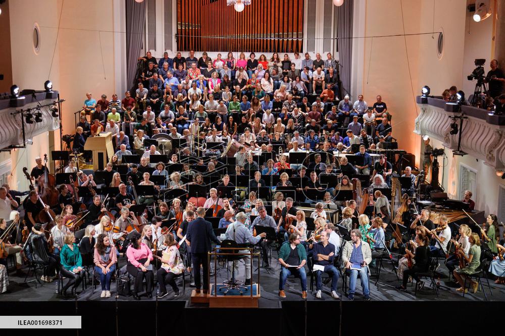 Rehearsal of Mahler's symphony No 8