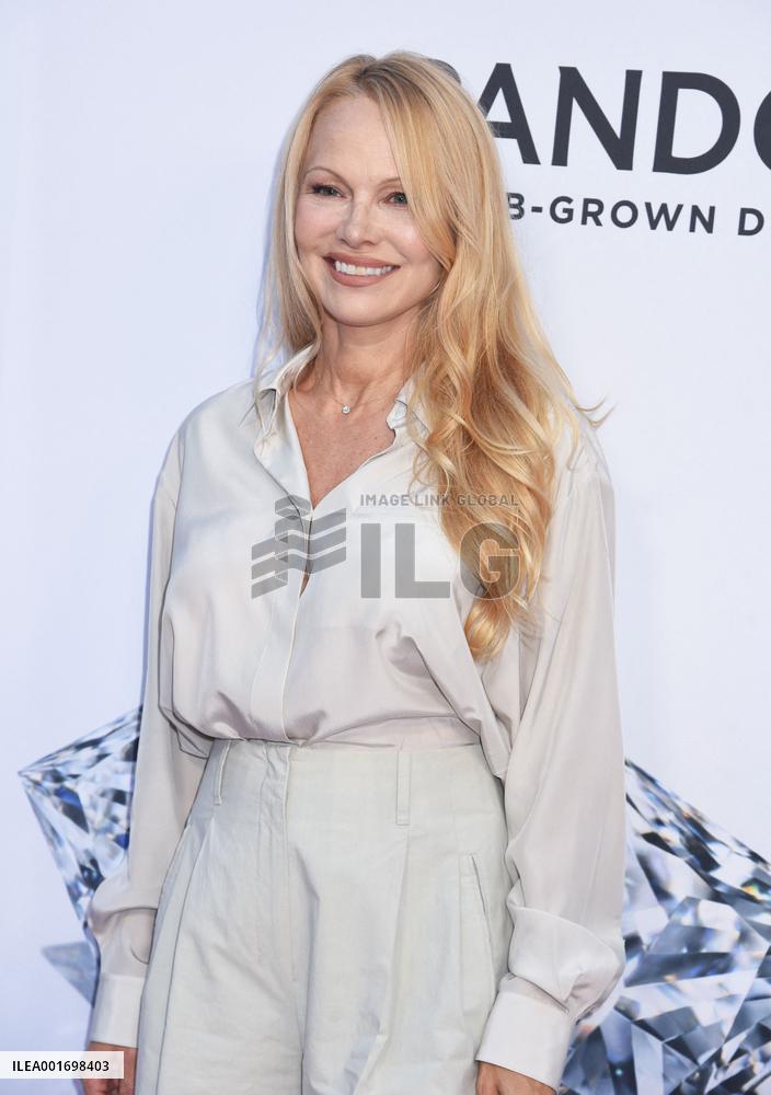 Pandora Celebrates Lab Grown Diamonds With A New Diamond District - NYC