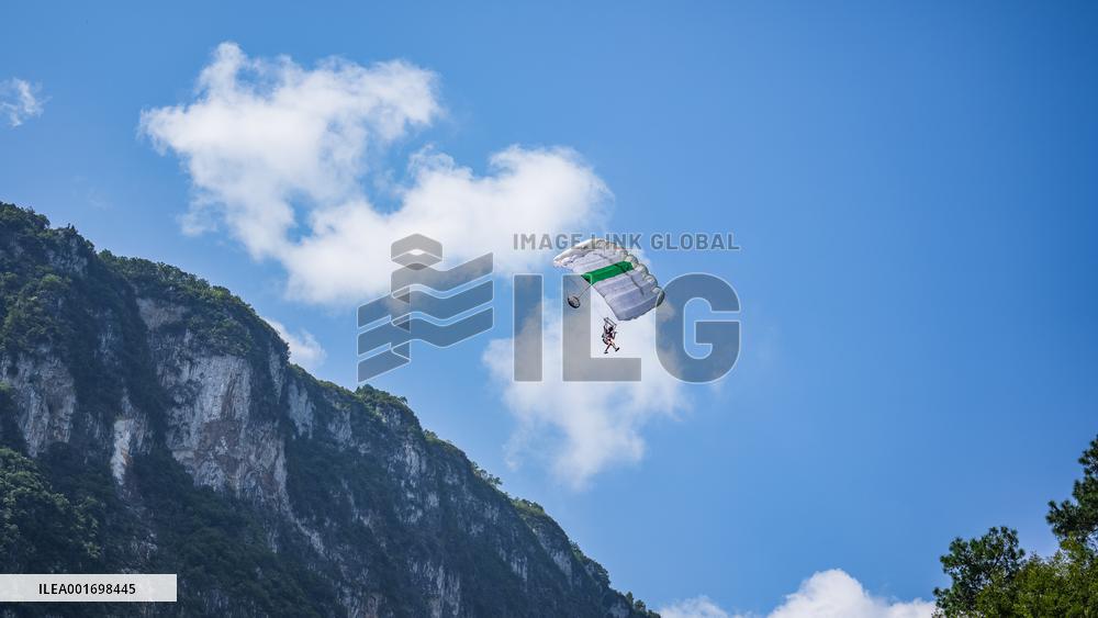 (SP)CHINA-GUIZHOU-HIGH BRIDGE EXTREME SPORTS (CN)