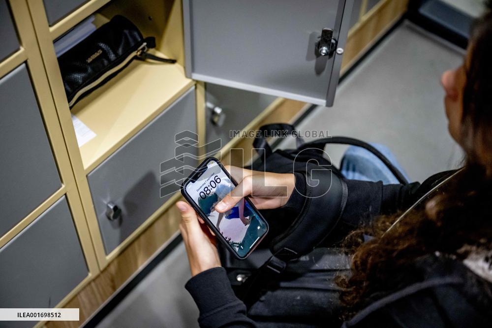 Netherlands Ban Mobile Phones In Classrooms