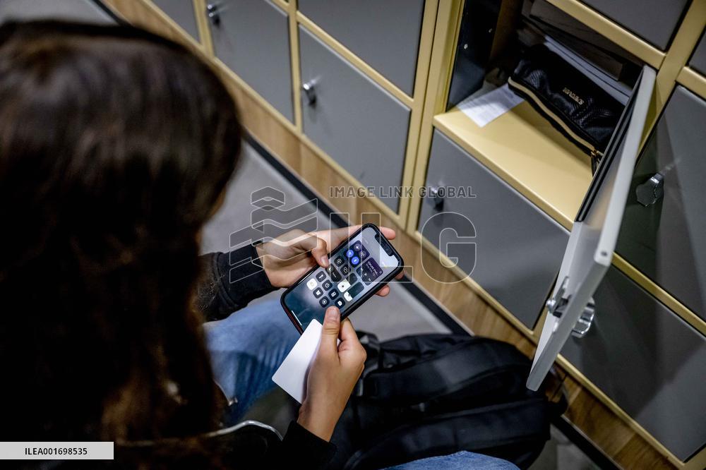 Netherlands Ban Mobile Phones In Classrooms