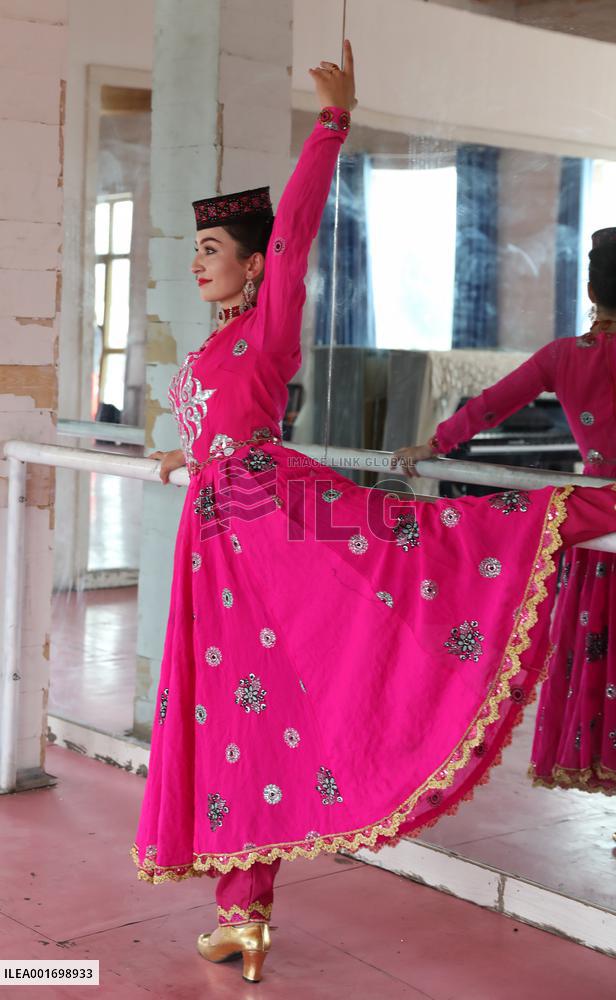 CHINA-XINJIANG-TAXKORGAN-COUPLE-ART TROUPE (CN)