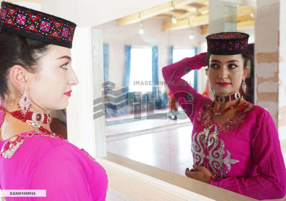 CHINA-XINJIANG-TAXKORGAN-COUPLE-ART TROUPE (CN)