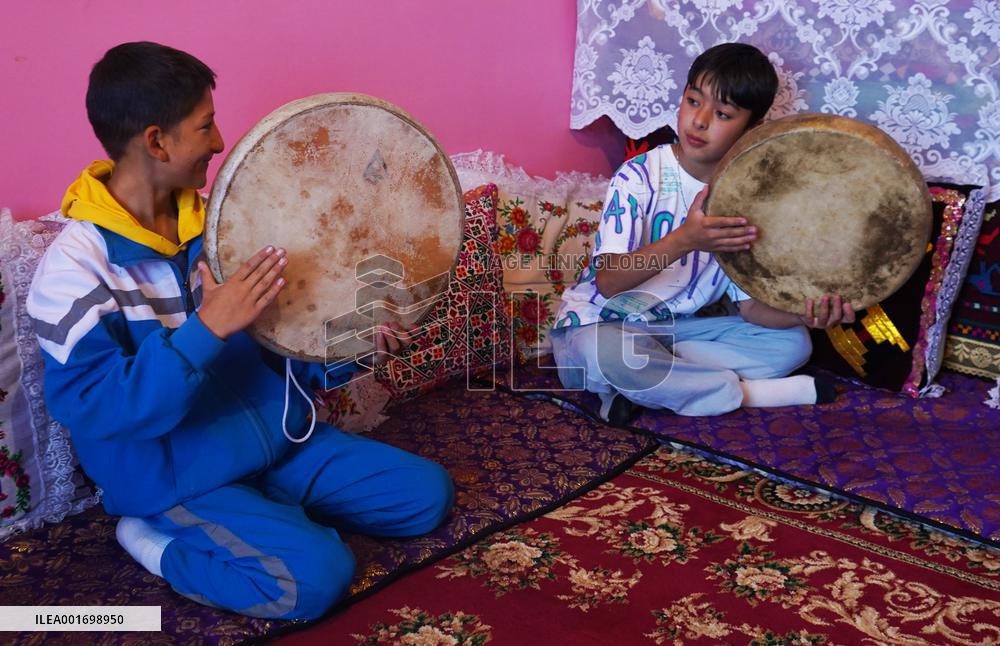CHINA-XINJIANG-TAXKORGAN-COUPLE-ART TROUPE (CN)