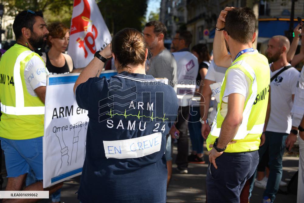 Medical Regulation Assistants Protest In Front Of The Ministry Of Health - Paris