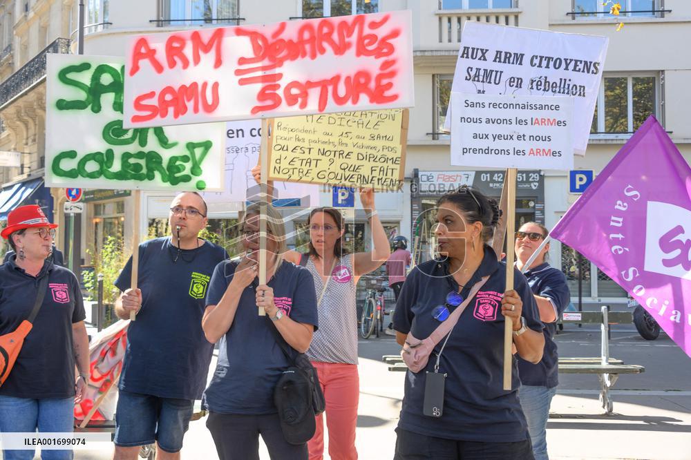Medical Regulation Assistants Protest In Front Of The Ministry Of Health - Paris