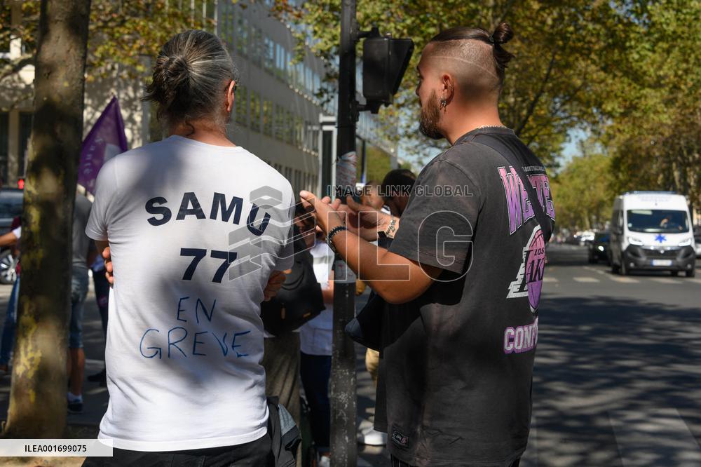 Medical Regulation Assistants Protest In Front Of The Ministry Of Health - Paris