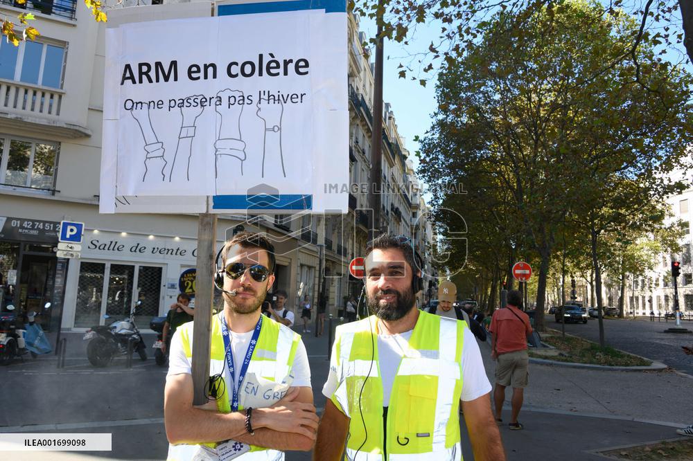 Medical Regulation Assistants Protest In Front Of The Ministry Of Health - Paris