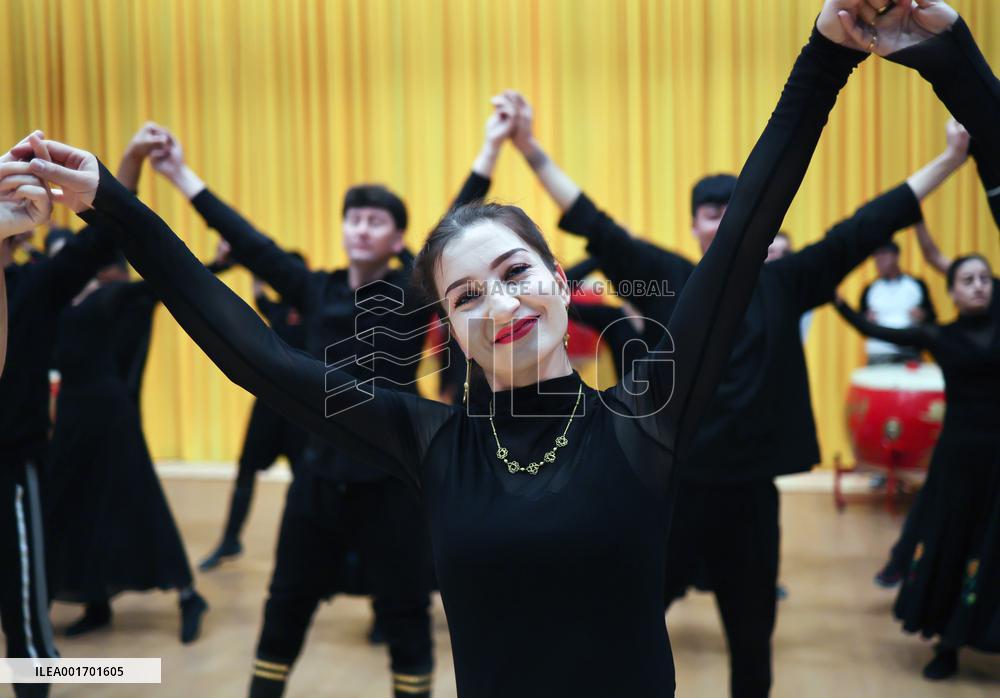 CHINA-XINJIANG-TAXKORGAN-COUPLE-ART TROUPE (CN)