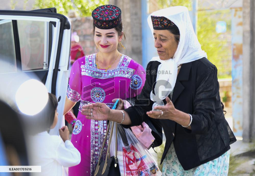 CHINA-XINJIANG-TAXKORGAN-COUPLE-ART TROUPE (CN)
