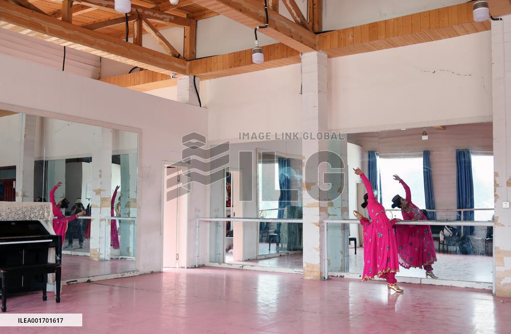 CHINA-XINJIANG-TAXKORGAN-COUPLE-ART TROUPE (CN)