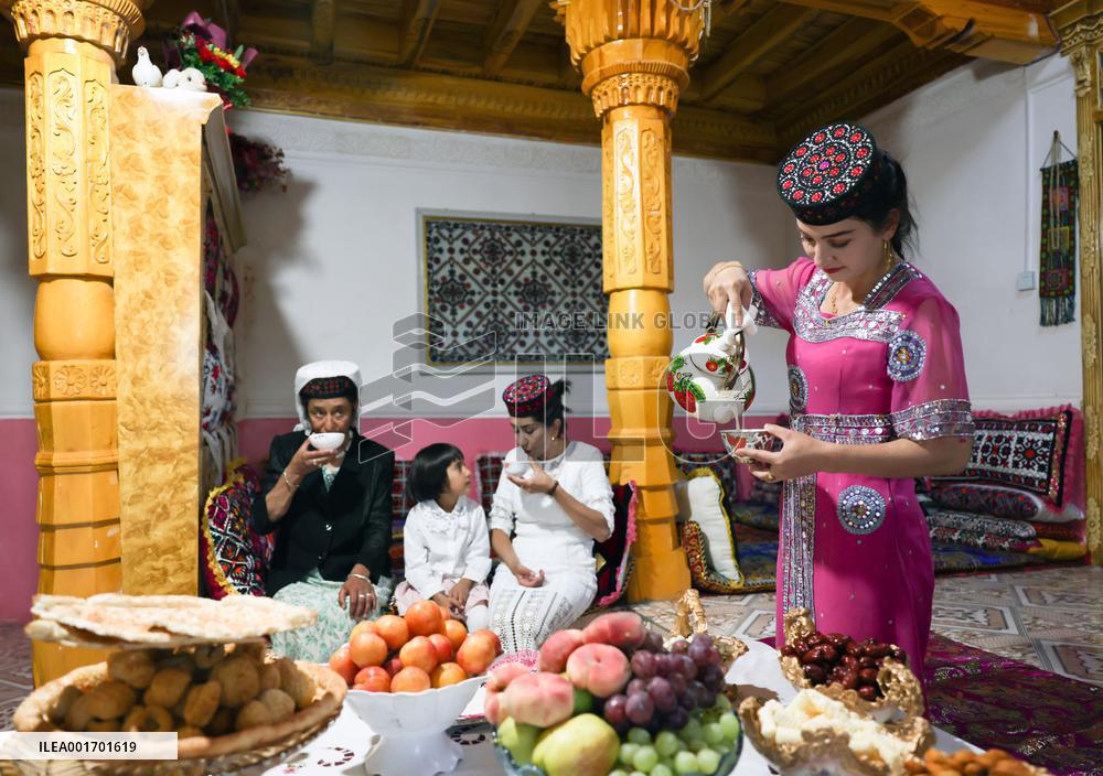 CHINA-XINJIANG-TAXKORGAN-COUPLE-ART TROUPE (CN)