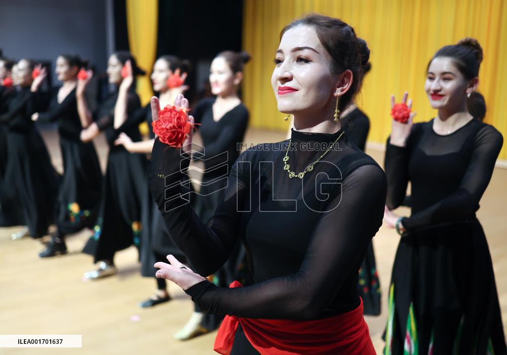 CHINA-XINJIANG-TAXKORGAN-COUPLE-ART TROUPE (CN)