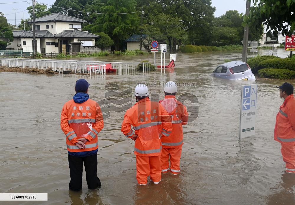 Typhoon Yun-yeung brings torrential rain in Japan
