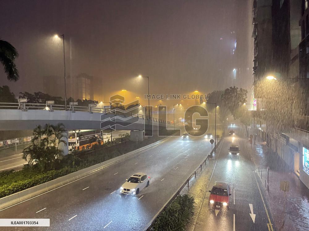 CHINA-HONG KONG-DOWNPOUR-INJURED PEOPLE (CN)