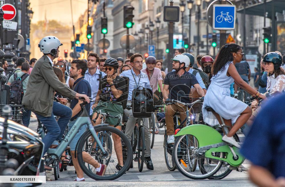 Traffic Jam On Cycling Lanes - Paris