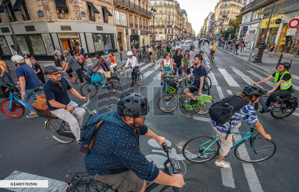 Traffic Jam On Cycling Lanes - Paris
