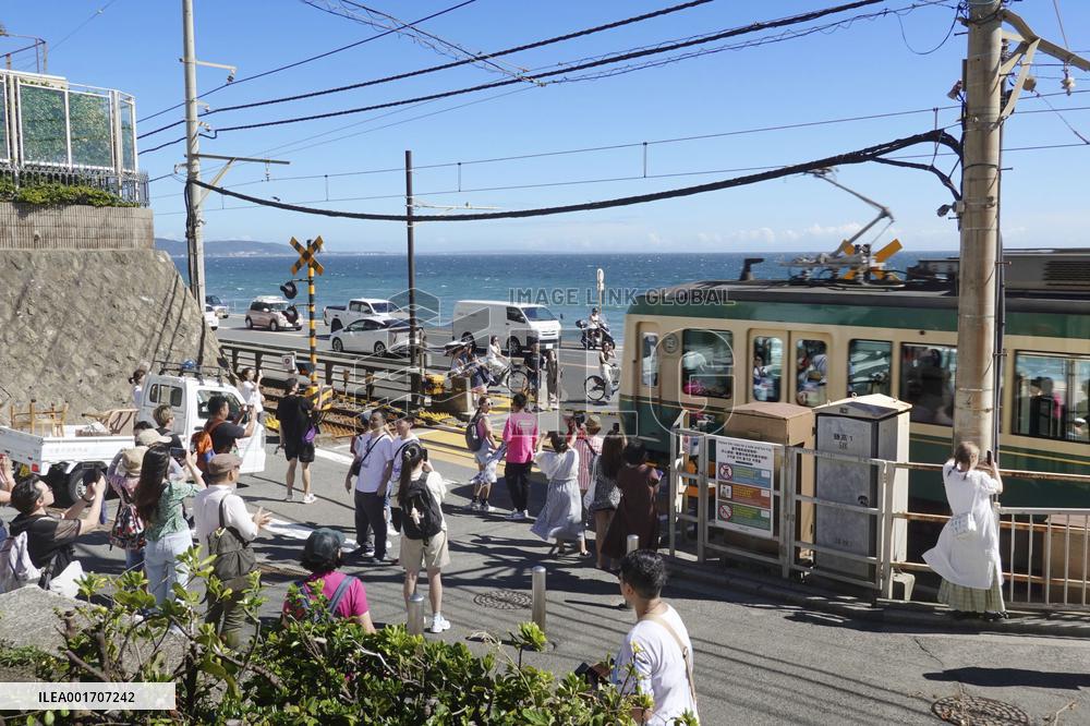 Tourists flock to Slam Dunk location
