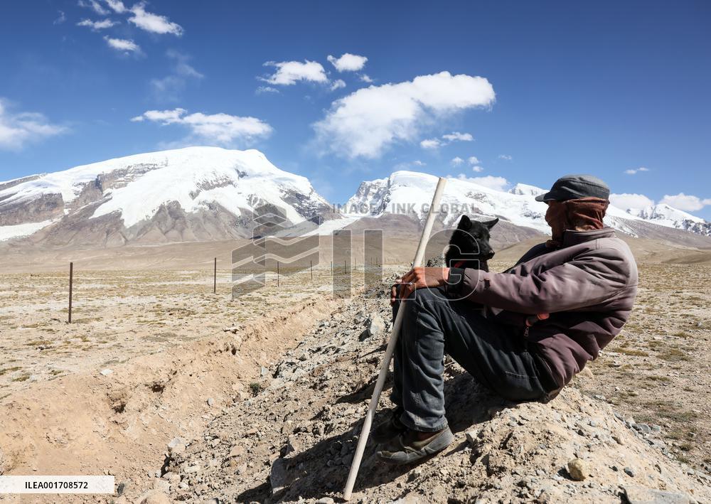 CHINA-XINJIANG-TAXKORGAN-SHEEPHERDER (CN)