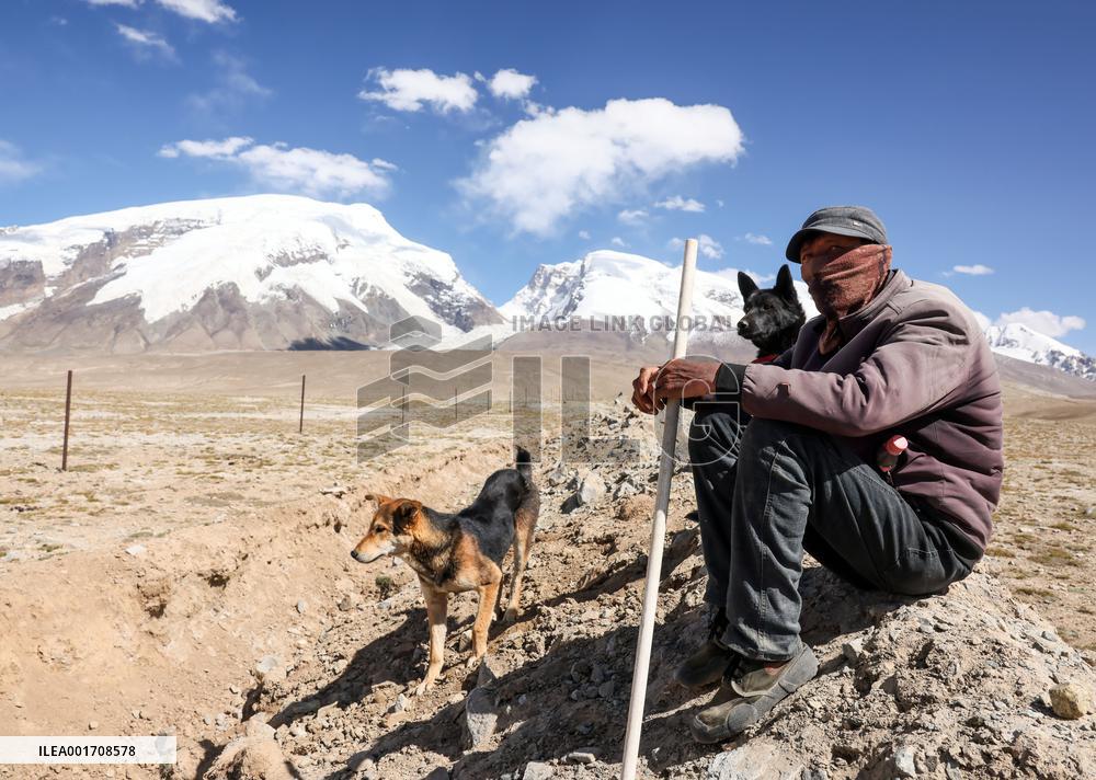 CHINA-XINJIANG-TAXKORGAN-SHEEPHERDER (CN)