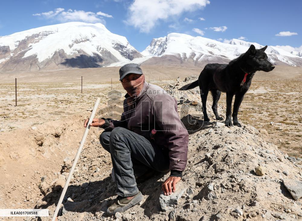 CHINA-XINJIANG-TAXKORGAN-SHEEPHERDER (CN)