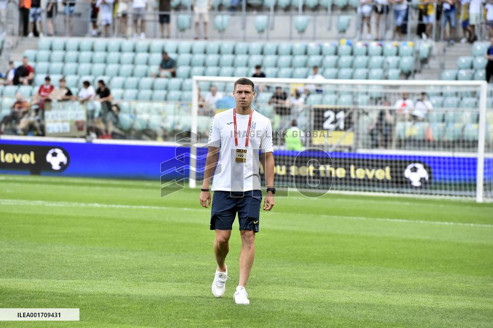 Teams of Ukraine and England arrive at Wroclaw stadium