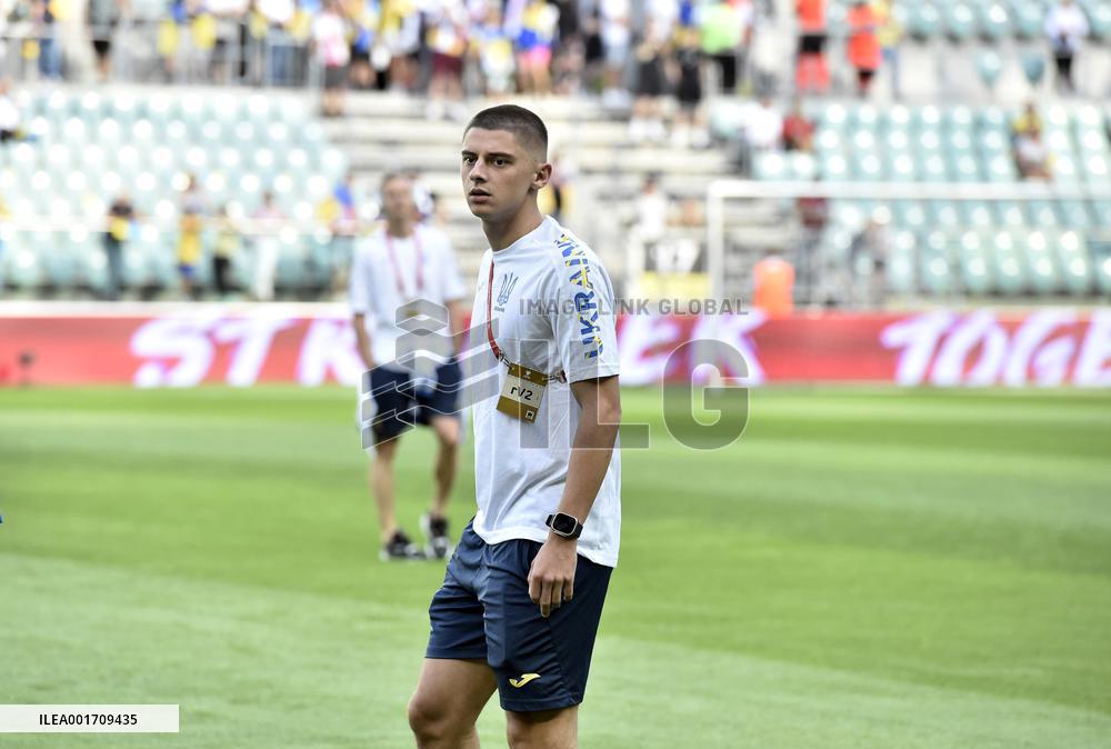 Teams of Ukraine and England arrive at Wroclaw stadium
