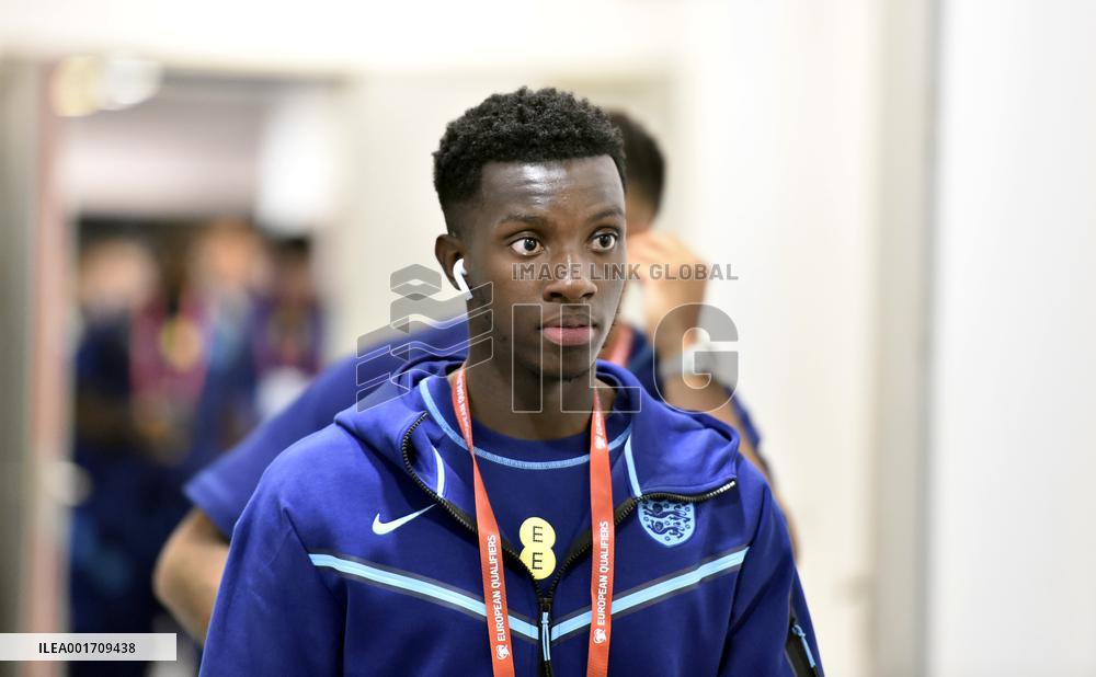 Teams of Ukraine and England arrive at Wroclaw stadium