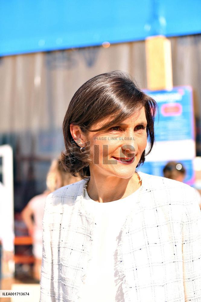 Anne Hildalgo Visit To Rugby Village - Paris