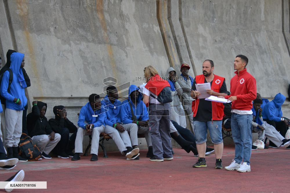 More Than 400 Immigrants Arrive Illegally To El Hierro Island - Spain