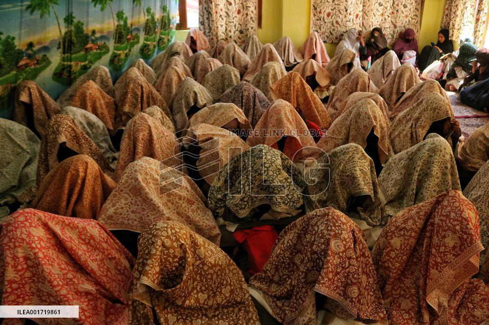 Muslim Brides Join A Mass Wedding - India