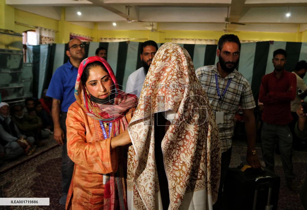 Muslim Brides Join A Mass Wedding - India